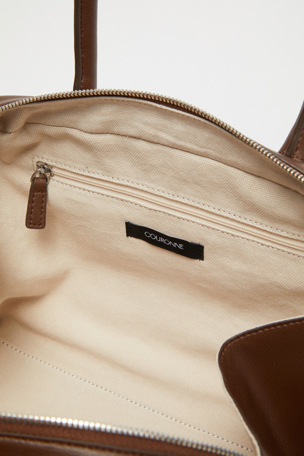 Due Tote 29 (Laminated Leather)는 여성용 미디엄 사이즈 토트백으로, 다크브라운, 블랙, 브라운 세 가지 색상으로 만나볼 수 있습니다. 스웨이드와 라미네이티드 레더 소재에 실버 하드웨어 장식이 돋보이며, 29cm 크기로 11인치 디바이스 수납이 가능합니다. 탈부착 스트랩, 지퍼형 잠금 방식, 3-way 스타일링, 내부 오픈 포켓 2개, 내부 지퍼 포켓 1개, 외부 뒷면 오픈 포켓 1개 등 실용적인 기능으로 일상에서 활용하기 좋습니다.
