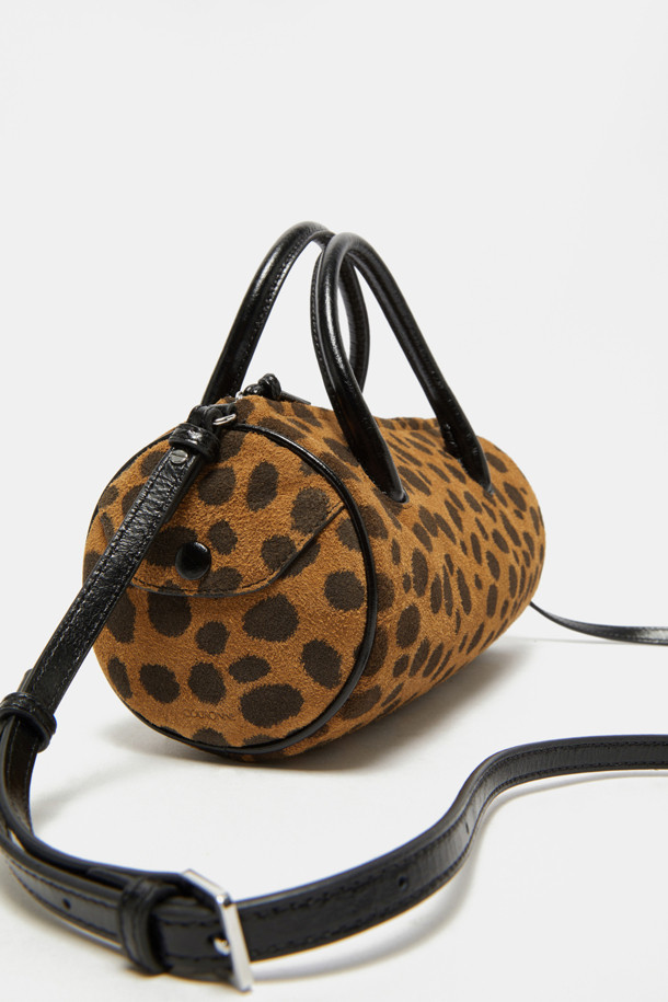 "Bilo tote 26 Bambi"는 레오파드 패턴이 돋보이는 여성용 토트백입니다. 미디엄 사이즈의 원통형 디자인으로, 숄더 스트랩이 있어 편리하게 착용할 수 있습니다. 클래식, 레트로, 캐주얼 스타일을 모두 아우르며, 데이트룩, 모임룩, 휴가룩 등 다양한 TPO에 활용 가능합니다.
