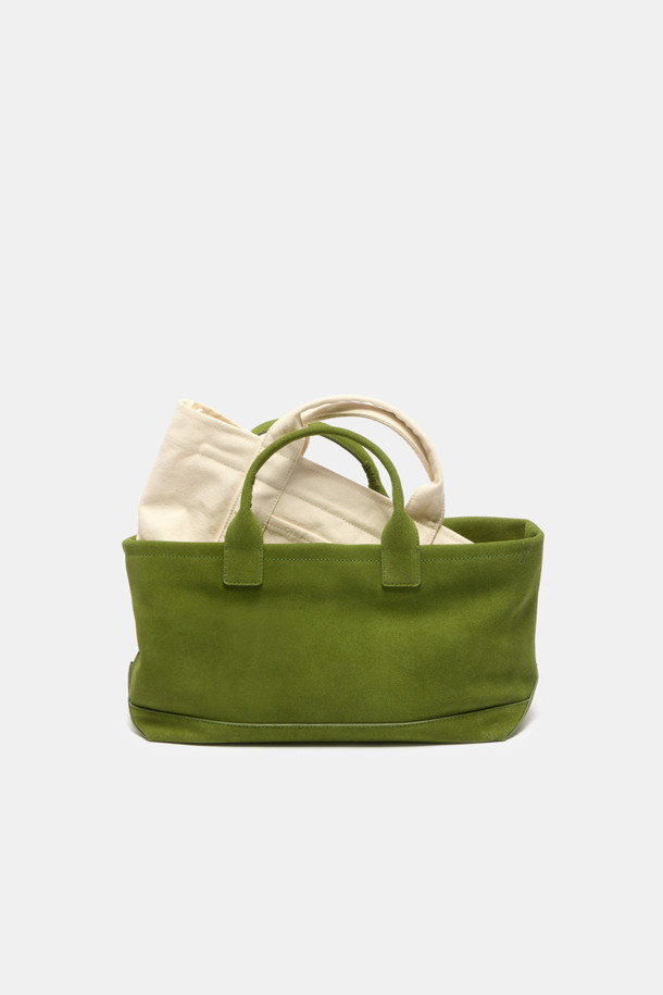 세느 이지 토트 45 스웨이드는 미니멀하고 베이직한 스타일의 여성용 토트백입니다. 부드러운 그린 컬러의 스웨이드 소재로 제작되었으며, 미디엄 사이즈의 사각 쉐입으로 넉넉한 수납 공간을 제공합니다. 13인치 아이패드 수납이 가능하며, 분리형 내부 보드와 내부 우측 포켓이 있어 소지품을 효율적으로 정리할 수 있습니다. 오픈형 디자인으로 편리하게 사용할 수 있으며, 일상에서 활용하기 좋은 실용적인 가방입니다.
