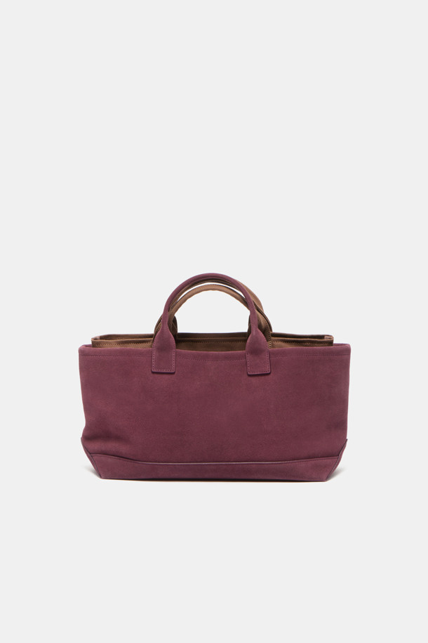 Seine Easy Tote 45 스웨이드 토트백은 부드러운 스웨이드 소재로 제작되어 고급스러운 룩을 연출합니다. 13인치 태블릿/아이패드 수납이 가능하며, 내부 분리 보드와 우측 포켓으로 실용성을 더했습니다. 미니멀하고 모던한 스타일로 출근룩, 모임룩 등 다양한 TPO에 활용할 수 있습니다. 넉넉한 수납공간과 사각 디자인은 시크하고 클래식한 스타일을 완성합니다. 일상에서 편안하게 사용할 수 있는 여성 토트백입니다.
