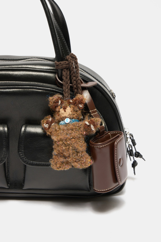 Buttony Tote 33 (버터니 토트 33)은 여성용 가방으로, 미디엄 사이즈의 블랙 컬러 가죽 토트백입니다. 클래식하고 미니멀한 스타일을 추구하며, 시크한 분위기를 연출합니다. 사각형 모양에 버클 디테일로 포인트를 주었으며, 손잡이와 숄더 스트랩이 있어 다양한 연출이 가능합니다. 오피스룩, 비즈니스 캐주얼, 모임룩 등 TPO에 맞춰 활용할 수 있는 실용적인 가방입니다. 버클형 잠금 방식으로 소지품을 안전하게 보관할 수 있습니다.
