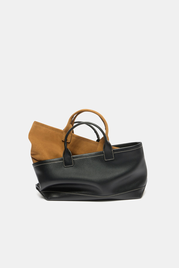 세느 이지 토트 45는 여성스러운 스타일을 강조하는 미디엄 사이즈의 블랙 토트백입니다. 방수 기능을 갖춘 가볍고 실용적인 합성가죽 소재로 제작되어 출근룩, 오피스룩, 쇼핑룩 등 다양한 TPO에 활용하기 좋습니다. 13인치 아이패드 수납이 가능하며, 내부 수납공간과 탈부착 가능한 내부 보드를 통해 수납력을 높였습니다. 미니멀, 클래식, 시크한 스타일을 즐겨 입는 분들에게 적합한 사각 디자인의 토트백입니다.
