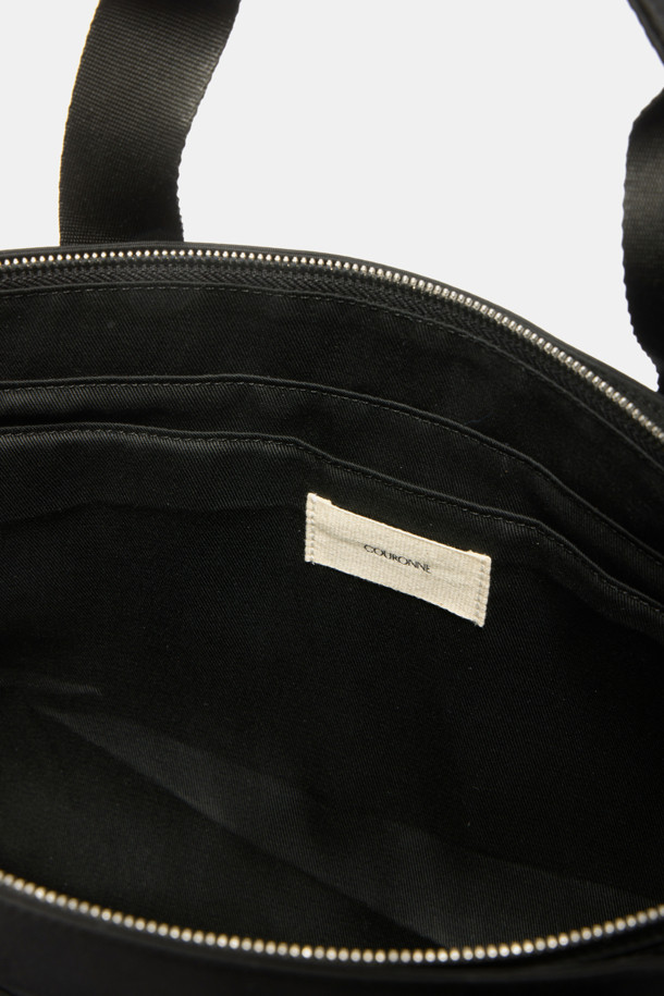 Mova(모바) 브리프케이스 41은 남녀 모두 사용할 수 있는 미디엄 사이즈의 사각 브리프케이스입니다. 방수 기능의 블랙 나일론 소재로 제작되었으며, 미니멀, 클래식, 시크한 스타일을 연출합니다. 15인치 노트북 수납이 가능하며, 3개의 독립적인 지퍼 포켓, 뒷면 마그네틱 포켓, 내부 3개의 오픈 포켓, 분리형 및 측면 미니 파우치 등 넉넉한 수납공간을 제공합니다. 실버 컬러 하드웨어와 지퍼형, 마그네틱형 잠금 방식으로 비즈니스 캐주얼, 출근룩, 해외 출장룩에 잘 어울리는 실용적인 아이템입니다.
