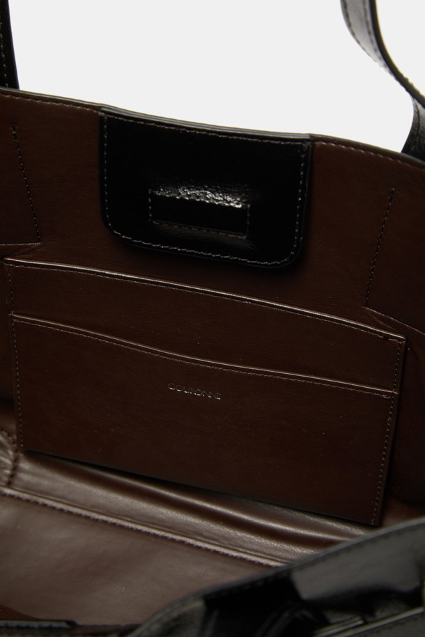 페르미에 데이 토트 35는 여성용 토트백으로, 글로시 소재의 미디엄 사이즈 사각 가방입니다. 블랙 컬러에 버클과 스트랩 디자인으로 시크하고 클래식한 스타일을 연출합니다. 3-way 착용이 가능하며, 탈부착 및 조절 가능한 스트랩, 내부 포켓으로 실용성을 높였습니다. 11인치 디바이스 수납이 가능하여 오피스룩, 모임룩, 비즈니스 캐주얼 등 다양한 TPO에 믹스매치하기 좋습니다.
