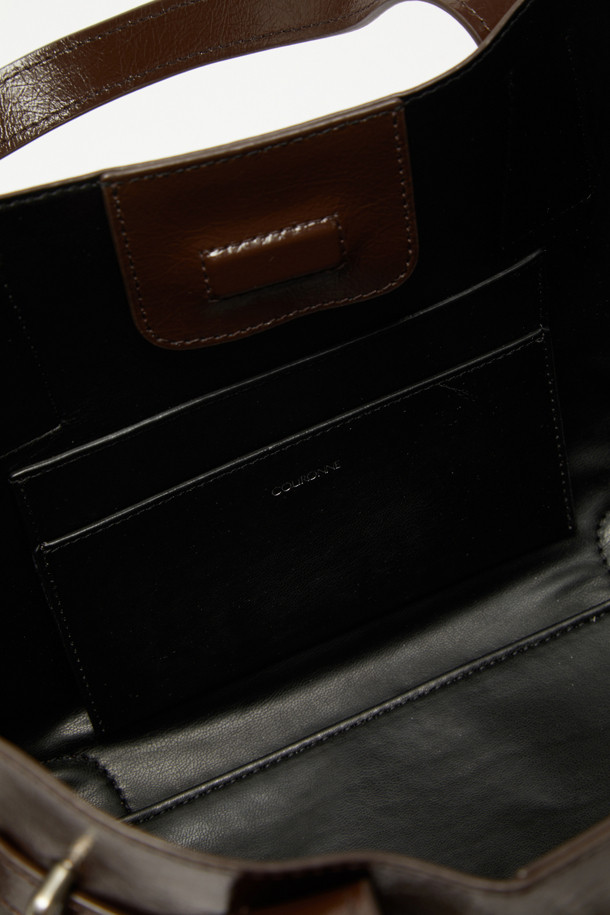 Fermier Day 토트 35는 여성용 토트백으로, 브라운 컬러의 합성가죽 소재로 제작되었습니다. 미디엄 사이즈의 무지 디자인에 버클과 스트랩으로 포인트를 주어 클래식하고 미니멀한 스타일을 연출합니다. 탈부착 가능한 스트랩과 넉넉한 수납공간, 11인치 아이패드 수납이 가능한 실용적인 내부 설계가 돋보입니다. 사각 형태에 광택 마감 처리로 세련됨을 더했으며, 3가지 방식으로 착용 가능하여 오피스룩과 데일리룩에 모두 잘 어울립니다. 버클형 잠금 방식으로 소지품을 안전하게 보관할 수 있습니다.
