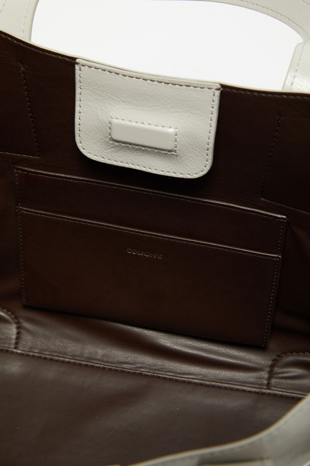 페르미에 데이 토트 35는 여성의 오피스룩, 출근룩, 모임룩에 잘 어울리는 클래식, 미니멀, 시크 스타일의 토트백입니다. 글로시 소재의 미디엄 사이즈 사각 토트백으로, 버클과 실버 하드웨어 장식이 돋보입니다. 토트, 숄더, 크로스 3-way 착용이 가능하며, 11인치 디바이스 수납과 넉넉한 내부 공간을 제공하여 실용성을 높였습니다. 내부 포켓과 탈부착 스트랩이 있어 편리하며, 포멀과 캐주얼 모두 소화 가능한 데일리 아이템입니다.
