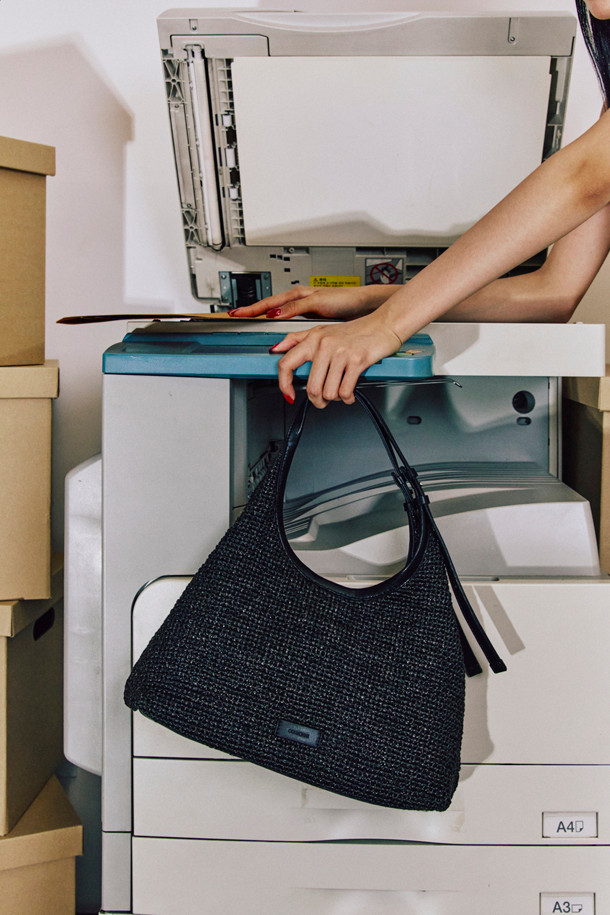 세느 토트 30 라피아는 여성용 가방으로, 은은한 실버 컬러의 라피아 소재와 합성가죽의 조화가 돋보이는 제품입니다. 콤팩트한 사이즈에 무지 패턴으로 어떤 스타일에도 잘 어울리며, 사각 형태의 디자인과 실버 하드웨어 장식이 세련됨을 더합니다. 가볍고 방수, 생활 방수가 가능하며, 2-way 착용 방식으로 실용성을 높였습니다. 내부 포켓이 있어 수납력을 높였으며, 부드럽고 유연한 소재, 넉넉한 밑면, 뛰어난 수납력, 그리고 내구성이 강화되어 튼튼하게 오래 사용할 수 있습니다. 여름 휴가룩, 리조트룩, 바캉스룩에 매치하여 미니멀, 리조트, 클래식 스타일을 연출해보세요.
