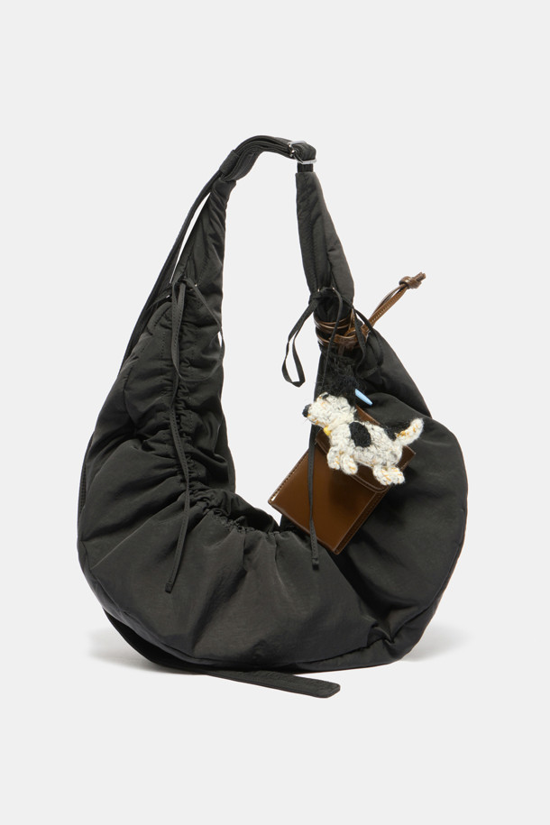 Toutou Charm(투투 참)은 미니멀하고 클래식한 스타일을 선호하는 여성들을 위한 가방 액세서리입니다. 합성가죽 소재로 제작되어 블랙과 화이트 두 가지 컬러로 제공됩니다. 가방에 포인트를 더하는 장식용 참으로, 스몰 사이즈의 가방에 잘 어울립니다. 일상에서 가방에 개성을 더하고 싶은 분들께 추천합니다.
