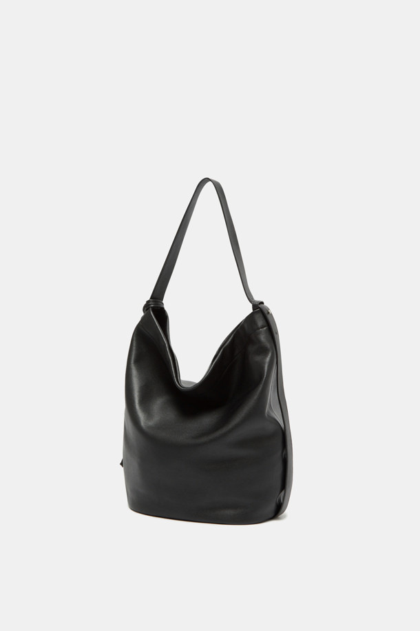 **하루 숄더 24**는 여성스러운 스타일을 완성하는 숄더백입니다. 라미네이트 레더와 천연가죽 소재에 엠보싱 패턴으로 고급스러움을 더했으며, 13인치 아이패드 수납이 가능한 미디엄 사이즈입니다. 실버 하드웨어와 분리형 참 장식이 특징이며, 2-way 디자인으로 다양한 스타일링이 가능합니다. 내부 포켓과 생활 방수 기능을 갖춰 실용성을 높였으며, 오피스룩, 출근룩, 모임룩 등 다양한 TPO에 클래식, 미니멀, 시크한 무드를 연출합니다. 스크래치 방지 기능과 조절 가능한 숄더 스트랩으로 편안하게 사용하세요.
