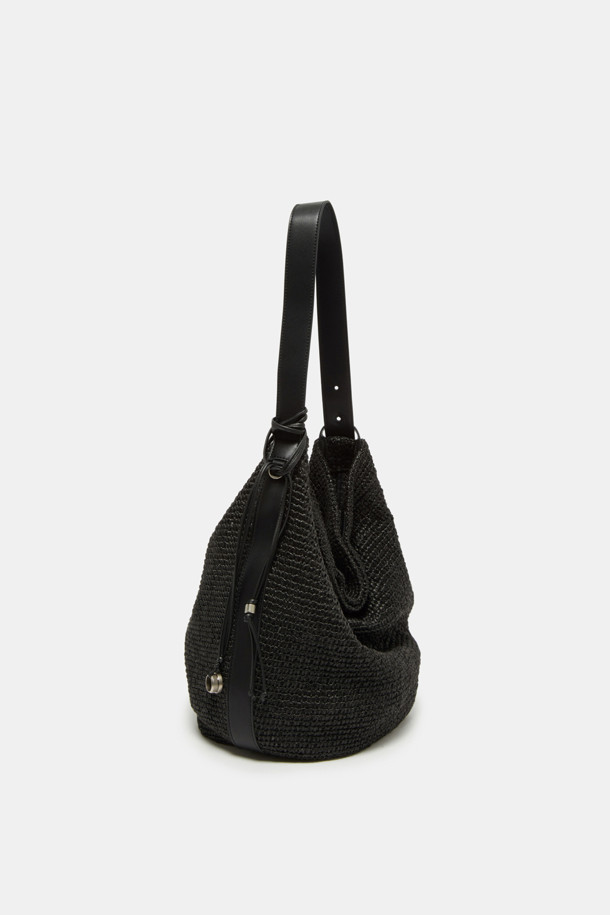 Haru Shoulder 24 Raffia (하루 숄더 24 라피아)는 여성 고객을 위한 미디엄 사이즈 숄더백입니다. 라피아와 합성가죽 소재로 제작되었으며, 실버 하드웨어 디테일이 돋보입니다. 무지 패턴에 사각 모양으로, 자연스러운 실루엣과 부드러운 촉감을 선사합니다. 아이패드 13인치 수납이 가능하며, 내부 포켓 1개, 분리형 참 장식, 슬림 스트랩, 2way 착용이 가능한 실용적인 디자인입니다. 여행, 휴가, 리조트룩에 어울리는 미니멀, 리조트, 클래식 스타일의 가방으로, 오염 방지 기능과 깔끔한 외관을 자랑합니다.
