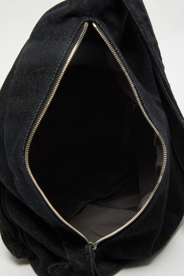 Mova 백팩 31 데님은 워시드 데님 블루 컬러의 미디엄 사이즈 백팩으로, 캐주얼과 빈티지 스타일을 연출합니다. 데님 소재에 사각 모양으로 디자인되었으며, 매듭과 지퍼 디테일이 돋보입니다. 13인치 디바이스 수납이 가능하며, 측면 및 내부 포켓, 등판 지퍼를 갖춰 수납력을 높였습니다. 조절 가능한 매듭 스트랩으로 편안하게 착용할 수 있으며, 동네 마실룩이나 여행룩에 잘 어울립니다.
