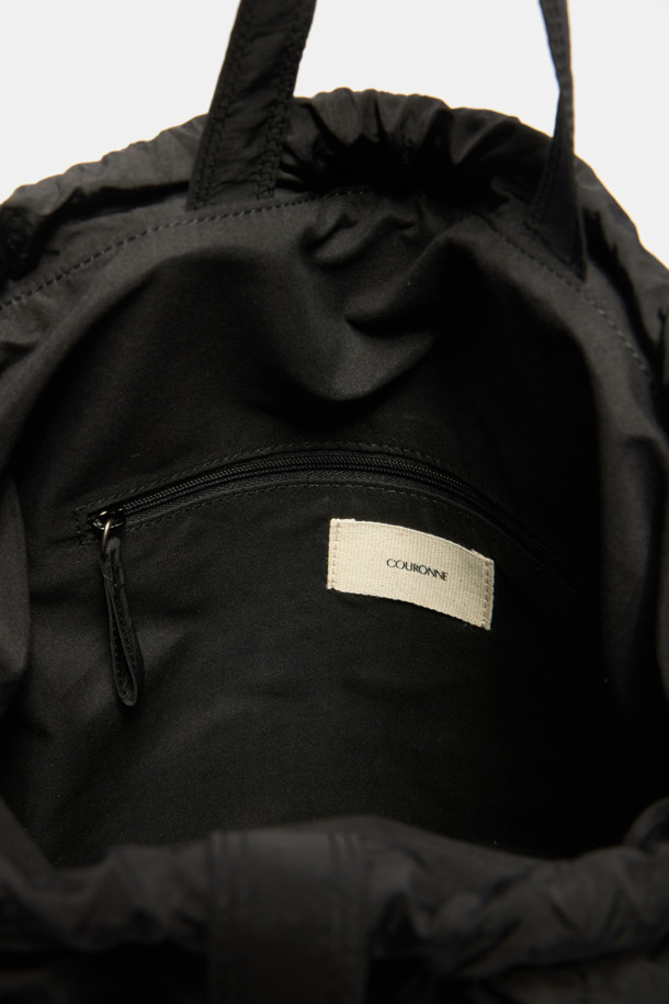 에버 셔링 백팩 36은 여성용 미디엄 사이즈 백팩입니다. 세련된 셔링 디자인과 무지 패턴의 블랙 컬러가 미니멀, 캐주얼, 시크 스타일을 연출합니다. 13인치 태블릿/아이패드 수납이 가능하며, 내부 오픈 포켓 1개와 지퍼 포켓 1개로 실용성을 더했습니다. 조절 가능한 스트랩과 사각 디자인으로 편안하게 착용 가능하며, 출근룩과 여행룩에 모두 잘 어울립니다. 나일론 소재로 제작되어 내구성이 뛰어나며, 지퍼형 잠금 방식으로 소지품을 안전하게 보관할 수 있습니다.
