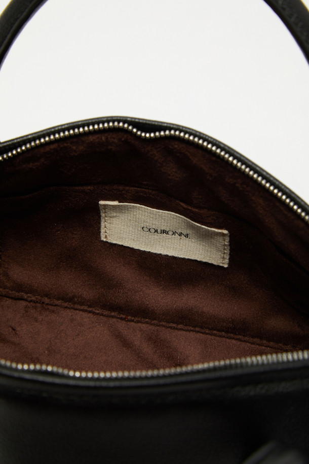 빌로 토트 26은 부드러운 촉감의 합성가죽 소재로 제작되어 편안한 착용감을 선사합니다. 엠보싱 패턴과 실버 하드웨어 장식이 어우러져 캐주얼하면서도 엘레강스한 스타일을 연출합니다. 가볍고 실용적인 디자인으로 3way 멀티 코디네이션이 가능하며, 탈부착 가능한 숄더 스트랩과 내부 포켓, 외부 플랩 포켓을 갖춰 수납력을 높였습니다. 일상생활뿐만 아니라 쇼핑이나 카페 방문 시에도 잘 어울리는 아이템입니다. 여름철에도 시원하게 착용할 수 있으며, 관리가 용이하여 실용적입니다.
