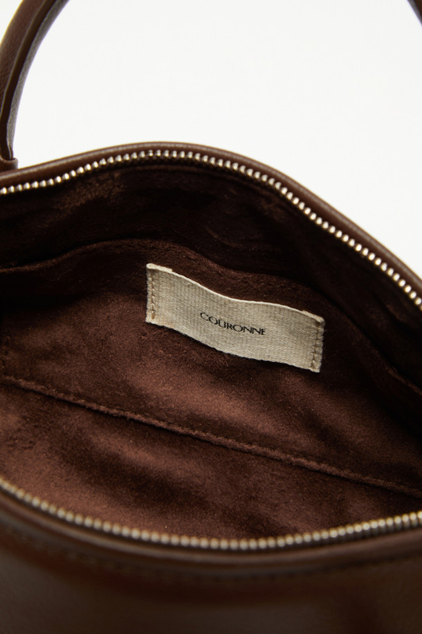 Bilo(빌로) 토트 26은 여성용 미디엄 사이즈 토트백입니다. 부드러운 촉감의 합성가죽 소재에 엠보싱 패턴으로 세련된 느낌을 더했습니다. 숄더 스트랩 탈부착이 가능하며, 3way 착용이 가능하여 활용도가 높습니다. 내부 우측 포켓 1개와 외부 플랩 포켓 1개로 수납력을 높였고, 생활방수 기능과 오염 방지 기능으로 실용성을 더했습니다. 데이트룩, 쇼핑룩 등 다양한 TPO에 미니멀, 클래식, 캐주얼 스타일로 매치하기 좋습니다.
