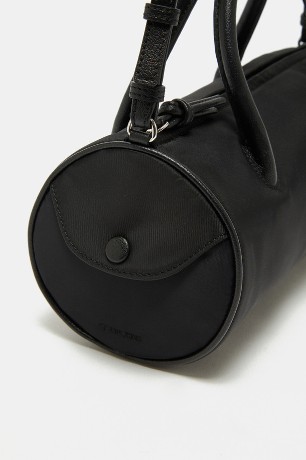 빌로 토트 26 나일론 토트백은 여성용 가방으로, 가볍고 실용적인 디자인이 특징입니다. 무지 패턴의 원통형 디자인에 실버 하드웨어 장식이 더해져 미니멀, 캐주얼, 클래식 스타일을 연출합니다. 3-way 착용이 가능하며, 내부 오픈 포켓 1개와 외부 플랫 포켓 1개가 있어 수납력을 높였습니다. 숄더 스트랩 탈부착으로 다양한 스타일을 연출할 수 있으며, 일상 및 동네 마실룩, 쇼핑룩에 적합합니다. 컴팩트한 사이즈로 가볍게 들고 다니기 좋습니다.
