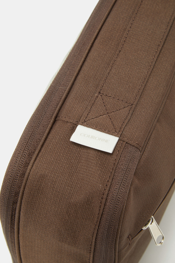 여성용 베이지/레드 컬러 Bagel Packing Pouch 30은 그리드 패턴의 사각 파우치백입니다. 나일론과 메쉬 소재를 사용하여 통기성이 우수하며, 압축 지퍼로 공간 확장이 가능하고 내/외부 포켓이 있어 여행이나 일상에서 유용하게 사용할 수 있습니다. 스몰 사이즈에 손잡이가 있으며 지퍼형 잠금 방식으로 안전한 수납을 제공합니다.
