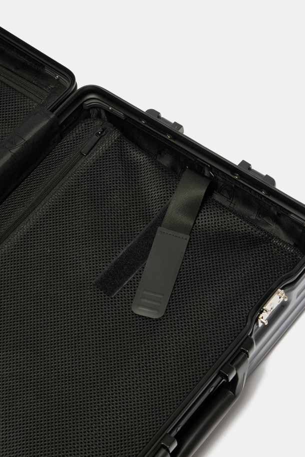 Bagel Luggage 20은 튼튼한 폴리카보네이트와 알루미늄 소재로 제작된 블랙 색상의 미디엄 사이즈 여행용 캐리어입니다. 내구성을 높이는 알루미늄 프레임과 코너 가드, 충격 방지 기능, TSA 잠금장치, 도난 방지 기능, 부드러운 우레탄 바퀴, 그리고 내용물 분리를 돕는 수납공간 구성으로 안전하고 편리한 여행을 지원합니다. 사각 디자인과 다이얼 잠금 방식을 갖춘 이 캐리어는 경량, 내열성을 더하여 여행의 동반자로서 훌륭한 선택이 될 것입니다.
