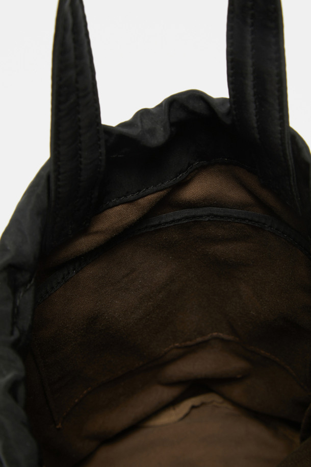 Bagel Cross 24 (베이글 크로스 24)는 여성용 미디엄 사이즈 크로스백입니다. 캐주얼하고 미니멀한 스타일의 이 가방은 나일론 소재로 제작되어 실용성을 갖췄습니다. 무지 디자인에 사각형 모양이며, 지퍼형 잠금 방식으로 내용물을 안전하게 보관할 수 있습니다. 일상생활에서 숄더백으로도 활용 가능하며, 어떤 옷차림에도 잘 어울리는 블랙 색상입니다.
