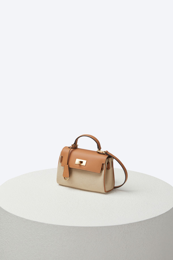 스테파니 클래식 미니어처 18은 여성용 토트백으로, 아이보리 색상의 소가죽과 캔버스 소재로 제작되었습니다. 미니멀한 사이즈에 무지 패턴, 골드/실버 하드웨어 장식이 돋보이며, 내부 통수납과 2개의 내부 포켓, 뒷판 오픈 포켓 1개로 실용성을 더했습니다. 조절 가능한 숄더 스트랩으로 다양한 스타일 연출이 가능하며, 휴대폰 수납에 용이합니다. 데이트룩, 모임룩, 일상에서 캐주얼하면서도 클래식한 스타일을 완성할 수 있습니다.
