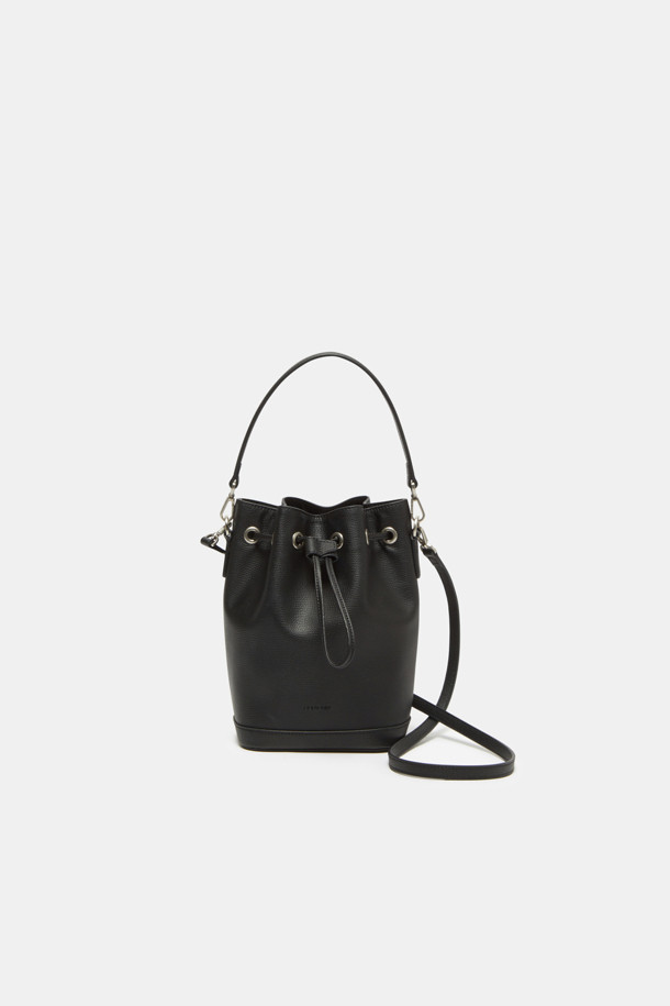 멜리아 크로스 15는 부드러운 소가죽 소재의 여성용 버킷백입니다. 세련된 격자무늬 패턴과 블랙 컬러가 돋보이며, 캐주얼, 미니멀, 클래식 스타일을 모두 소화합니다. 탈부착 가능한 핸들 및 숄더 스트랩, 내부 포켓으로 실용성을 더했으며, 토트백, 숄더백, 크로스백 3가지 방식으로 활용 가능합니다. 쇼핑룩, 모임룩 등 다양한 일상 스타일에 매치하여 세련된 스타일을 연출해보세요. 조임용 끈으로 간편하게 여닫을 수 있습니다.
