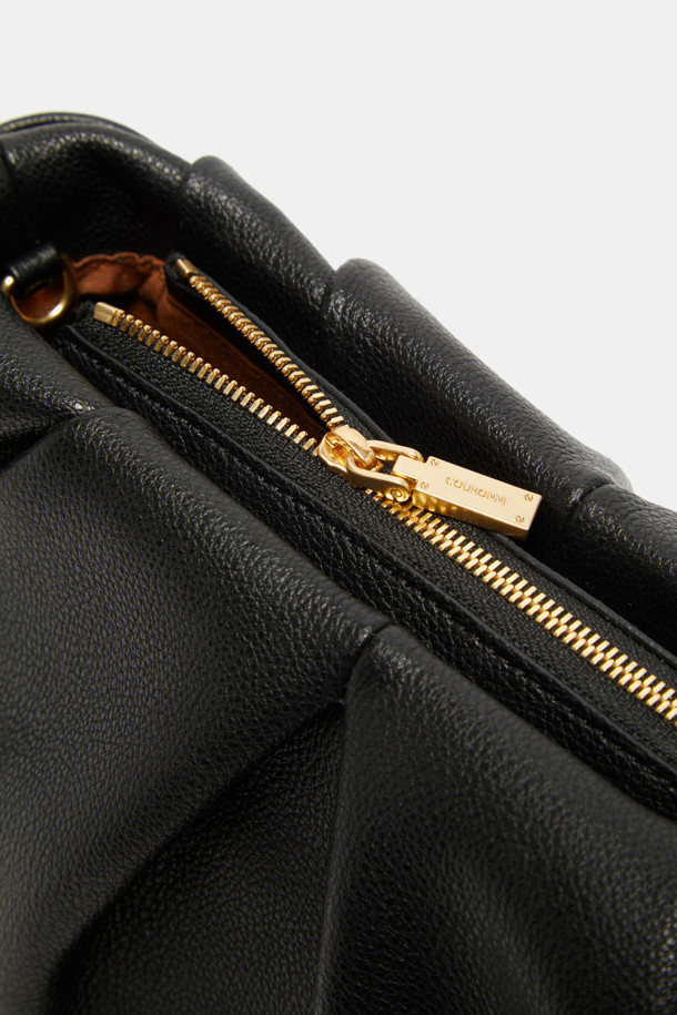 비아 크로스 25는 페미닌한 플리츠 바디와 스크류 디테일이 돋보이는 여성용 크로스백입니다. 부드러운 소가죽 소재와 미디엄 사이즈로 제작되어 데이트룩과 모임룩에 적합하며, 클래식, 미니멀, 걸리시 스타일을 모두 아우릅니다. 탈부착 가능한 스트랩으로 클러치백으로도 활용 가능하며, 내부에는 2개의 오픈 포켓이 있어 실용적입니다. 자연스러운 볼륨감을 살린 원통형 디자인과 골드 컬러 마감 브라스 하드웨어, 지퍼형 잠금 방식으로 고급스러움을 더했습니다.
