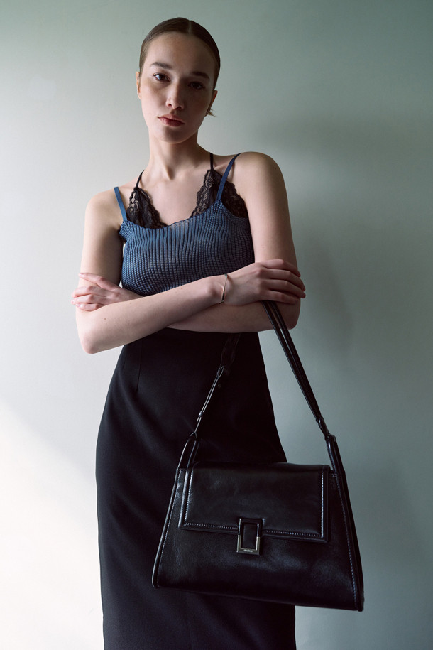 트위기(Twiggy) 숄더 31은 여성스러운 무드를 연출하는 미디엄 사이즈의 숄더백입니다. 부드러운 소가죽 소재에 은은한 광택감과 크링클 엠보 가공으로 고급스러운 질감을 더했습니다. 블랙과 브라운 두 가지 색상으로 출시되었으며, 로프와 버클 디자인 장식이 돋보입니다. 숄더백과 크로스백 두 가지 스타일로 연출 가능하며, 내부 지퍼 포켓, 내부 및 외부 포켓으로 실용성을 높였습니다. 데이트룩, 출근룩, 모임룩 등 다양한 TPO에 클래식, 미니멀, 캐주얼 스타일로 활용하기 좋습니다.
