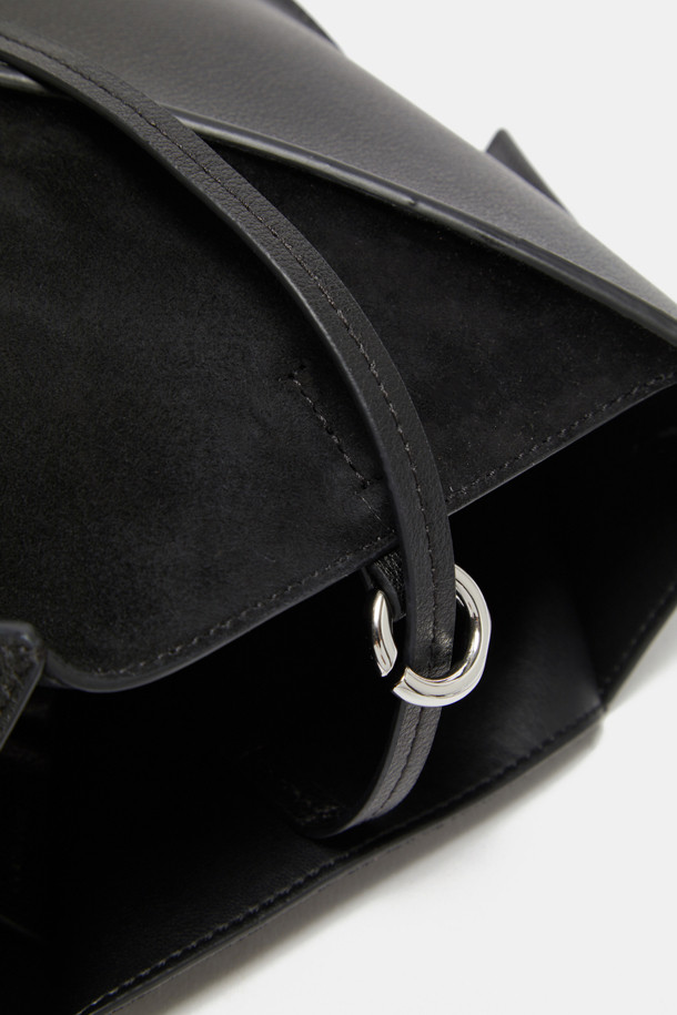 세련된 디자인의 Tenet 숄더 14 숄더백은 여성들을 위한 미디엄 사이즈 가방입니다. 부드러운 소가죽과 스웨이드 소재의 조화가 돋보이며, 무지 패턴에 링 장식으로 포인트를 더했습니다. 탈부착 가능한 스트랩과 분리형 파우치로 실용성을 높였으며, 3way 연출(숏 숄더, 롱 숄더, 크로스백)이 가능하여 다양한 스타일을 소화할 수 있습니다. 블랙과 브라운 두 가지 색상으로 출시되었으며, 실버 하드웨어와 사선 절개라인 디자인이 특징입니다. 미니멀하고 클래식한 무드로 출근룩과 모임룩에 모두 잘 어울립니다.
