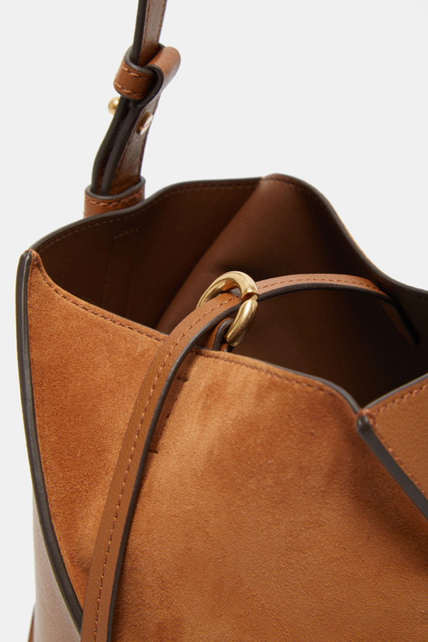 테넷 숄더 14 (Tenet Shoulder 14)는 여성스러운 스타일을 완성하는 미디엄 사이즈 숄더백입니다. 블랙과 브라운 두 가지 색상으로 출시되었으며, 소가죽과 스웨이드 소재의 조화가 고급스러운 분위기를 연출합니다. 링 장식과 사선 절개 디자인, 실버 하드웨어는 미니멀하면서도 시크한 매력을 더합니다. 탈부착 가능한 스트랩과 분리형 파우치, 3 way 연출, 스트랩 길이 조절 기능으로 실용성을 높였으며, 오피스룩과 모임룩에 활용하기 좋습니다.
