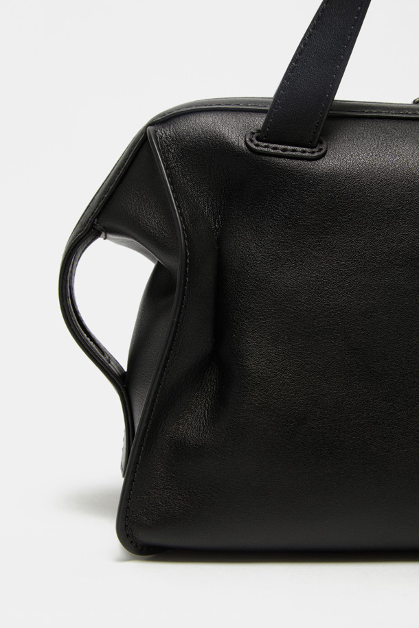 자하 하디드의 건축물에서 영감을 받아 유연한 라인으로 디자인된 Ruvo Tote 26 (루보 토트 26) 토트백입니다. 부드러운 네이키드 타입 소가죽 소재의 미디엄 사이즈 블랙 컬러 가방으로, 미니멀한 스타일과 실버 하드웨어 장식이 세련된 느낌을 더합니다. 탈부착 및 길이 조절 가능한 스트랩으로 3way 연출이 가능하며, 지퍼형 잠금 방식과 내부 지퍼 포켓, 내부 포켓으로 실용성을 높였습니다. 출근룩과 오피스룩, 그리고 미니멀, 클래식, 시크한 스타일을 즐겨 입는 여성분들께 데일리백으로 추천합니다.
