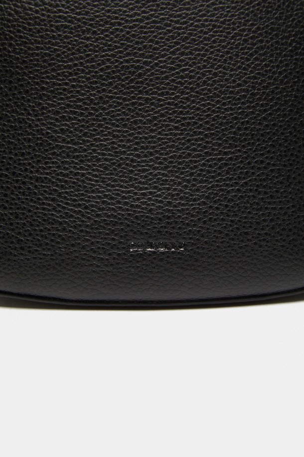 플레비 토트 27은 소가죽 소재의 여성용 미디엄 사이즈 토트백입니다. 블랙 컬러의 무지 디자인으로, 라운드형 쉐입과 클래식한 스타일을 연출합니다. 탈부착 가능한 스트랩과 내부 포켓이 있어 실용성을 높였으며, 엠보 슈렁큰 가공으로 고급스러운 질감을 더했습니다. 오피스룩, 출근룩, 모임룩에 매치하여 클래식, 미니멀, 시크한 무드를 완성할 수 있습니다. 실버 유광 하드웨어 디테일이 세련된 포인트를 더합니다.
