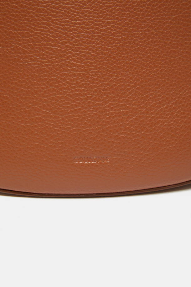 플레비 토트 27은 부드러운 소가죽 소재의 미디엄 사이즈 토트백입니다. 브라운 컬러에 무지 패턴으로, 클래식하고 미니멀한 스타일을 연출합니다. 엠보 슈렁킨 가공으로 고급스러운 질감을 더했으며, 실버 유광 하드웨어와 라운드 형태가 특징입니다. 탈부착 가능한 스트랩과 내부 포켓이 있어 실용적이며, 데일리백, 숄더백, 크로스백으로 다양하게 활용 가능합니다. 출근룩, 모임룩 등 일상적인 용도로 적합합니다.
