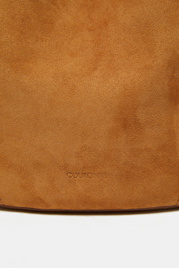 Teaberry (티베리) 토트 17 스웨이드 여성 토트백은 부드러운 스웨이드 소재로 제작되어 고급스러운 분위기를 자아냅니다. 브라운 컬러의 미디엄 사이즈, 반원 모양 디자인으로 세련된 데이트룩, 모임룩, 출근룩에 잘 어울립니다. 숄더 스트랩이 있어 편리하게 멜 수 있으며, 오픈형 잠금 방식으로 소지품을 쉽게 넣고 꺼낼 수 있습니다. 클래식, 미니멀, 시크 스타일을 선호하는 여성분들께 추천하는 Teaberry (티베리) 브랜드의 토트백입니다.
