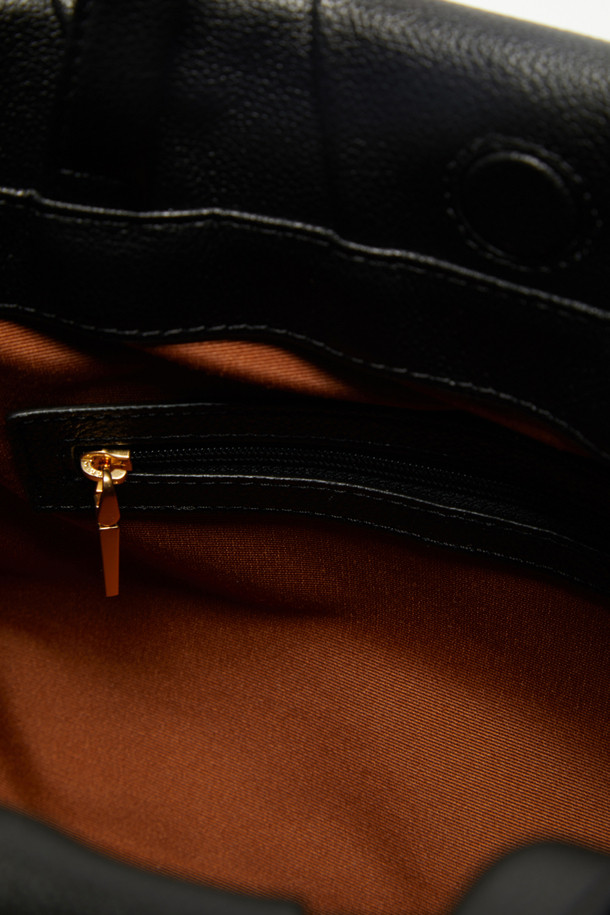 세련된 여성의 일상과 특별한 날을 빛내줄 비아 토트 32 토트백입니다. 부드러운 소가죽 소재에 엠보싱 패턴을 더해 고급스러운 느낌을 선사하며, 플리츠와 스크류 디테일로 포인트를 주어 클래식하면서도 시크한 매력을 강조합니다. 2-way 스타일로 숄더 스트랩 탈부착 및 조절이 가능하여 출근룩, 오피스룩, 모임룩 등 다양한 TPO에 맞춰 활용할 수 있습니다. 내부에는 지퍼 포켓 1개와 오픈 포켓 1개가 있어 실용적인 수납이 가능하며, 미디엄 사이즈로 데일리 아이템을 넉넉하게 수납할 수 있습니다. 골드와 실버 하드웨어, 사각 모양에 마그네틱형 잠금 방식으로 편리함까지 더했습니다.
