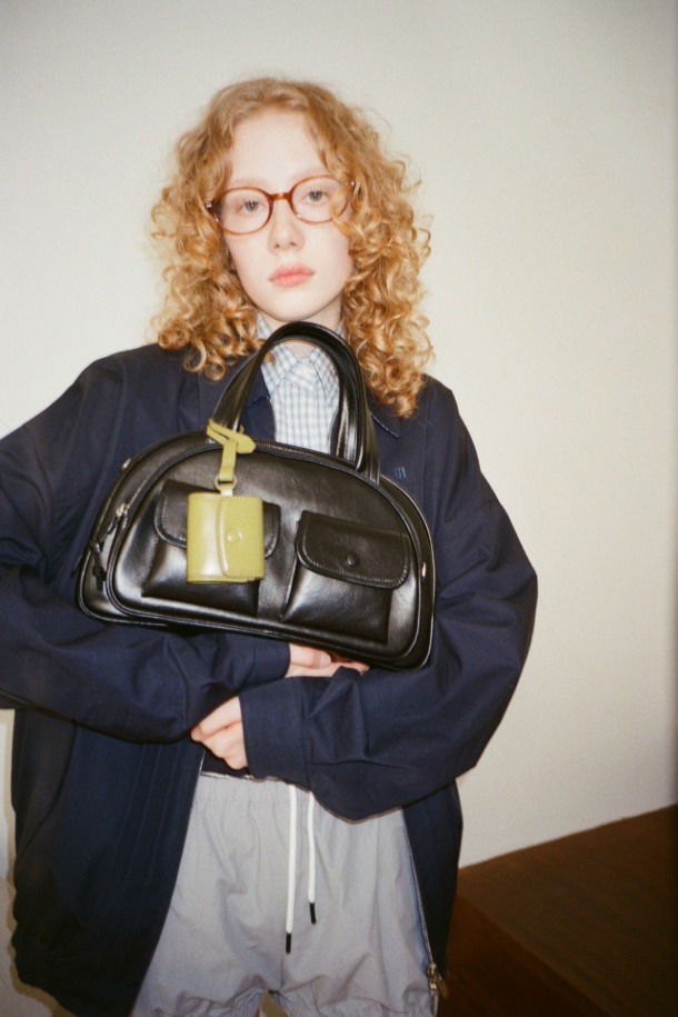 Buttony 에어팟 케이스는 합성가죽 소재의 미니멀한 사각 디자인으로, 동네 마실룩, 카페룩, 여행룩 등 다양한 TPO에 어울립니다. 실버 컬러에 스냅형 잠금 방식으로 편리함을 더했으며, 탈부착 스트랩과 내부 수납공간이 있어 실용적입니다. 모든 에어팟 세대 및 갤럭시 버즈와 호환 가능하며, 작은 립스틱 수납도 가능합니다. 미니멀하고 클래식한 디자인으로 여름 시즌에 특히 적합하며, 관리가 용이합니다.
