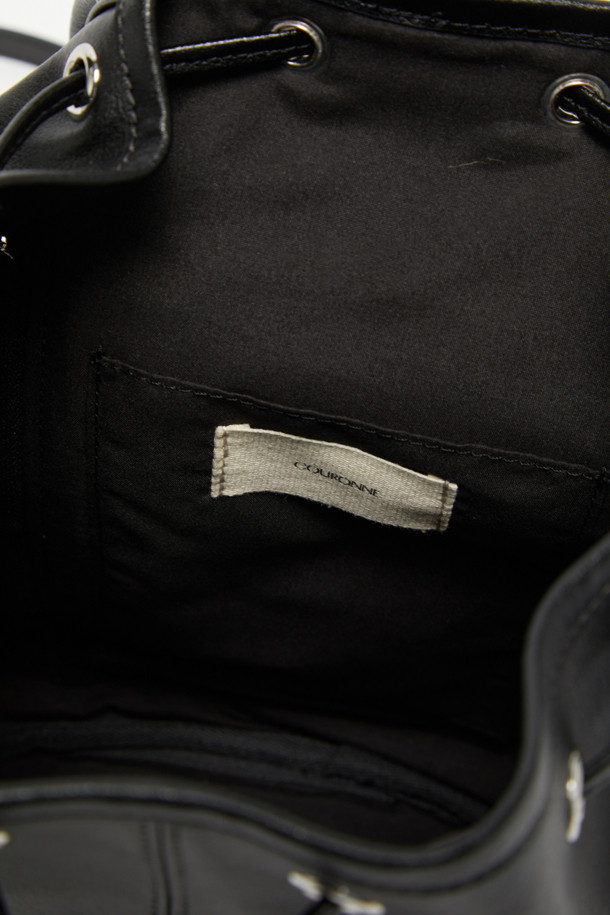 Buttony 백팩 24는 부드러운 소가죽 소재의 여성용 백팩입니다. 24 사이즈로, 플랩 디자인과 버클, 실버 하드웨어 장식이 돋보이며, 사각 모양에 무지 패턴으로 제작되었습니다. 사이즈 조절과 손잡이 기능을 갖췄으며, 부드러운 실루엣과 구조적인 디테일이 특징입니다. 외부 오픈 포켓 2개, 지퍼 포켓 1개, 내부 백패널 포켓 1개, 버튼형 잠금과 조임 끈으로 내용물을 안전하게 보관할 수 있습니다. 오피스룩, 출근룩, 모임룩 등 다양한 TPO에 클래식, 미니멀, 시크한 스타일을 더해줍니다.
