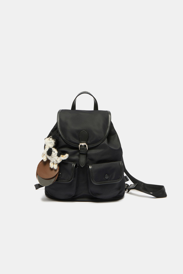 Buttony 백팩 24 나일론은 여성용 가방으로, 미니멀, 클래식, 시크한 스타일을 연출합니다. 부드러운 곡선 실루엣과 구조적 디테일, 자연스러운 볼륨감이 특징이며, 블랙 컬러의 무지 디자인으로 어떤 룩에도 잘 어울립니다. 나일론, 합성가죽, 소가죽 소재가 사용되었으며, 실버 하드웨어와 버클, 버튼 장식이 돋보입니다. 24 사이즈의 사각형 가방으로, 데이트룩, 카페룩, 쇼핑룩에 적합하며, 외부 및 내부 포켓을 갖춰 수납력을 높였습니다.
