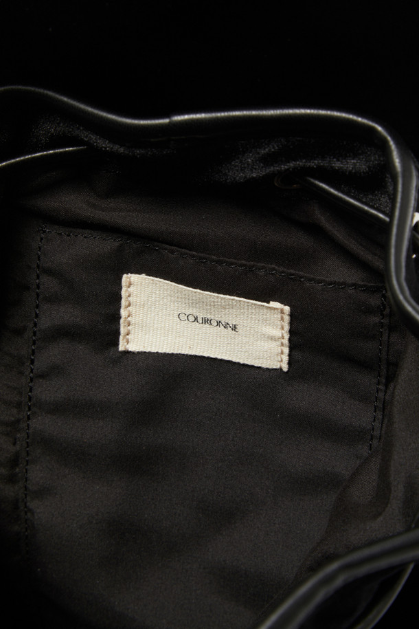 블랙 벨벳 소재의 Buttony 백팩 24 벨벳은 미니멀하고 모던한 스타일을 추구하는 여성들을 위한 백팩입니다. 24 사이즈로, 출근룩과 모임룩 모두에 잘 어울립니다. 사각 디자인에 버튼 디테일이 포인트로 들어가 있으며, 숄더 스트랩으로 편안하게 착용할 수 있습니다. 클래식하고 시크한 스타일을 연출하기 좋으며, 일상생활에서 활용하기 좋은 실용적인 가방입니다.
