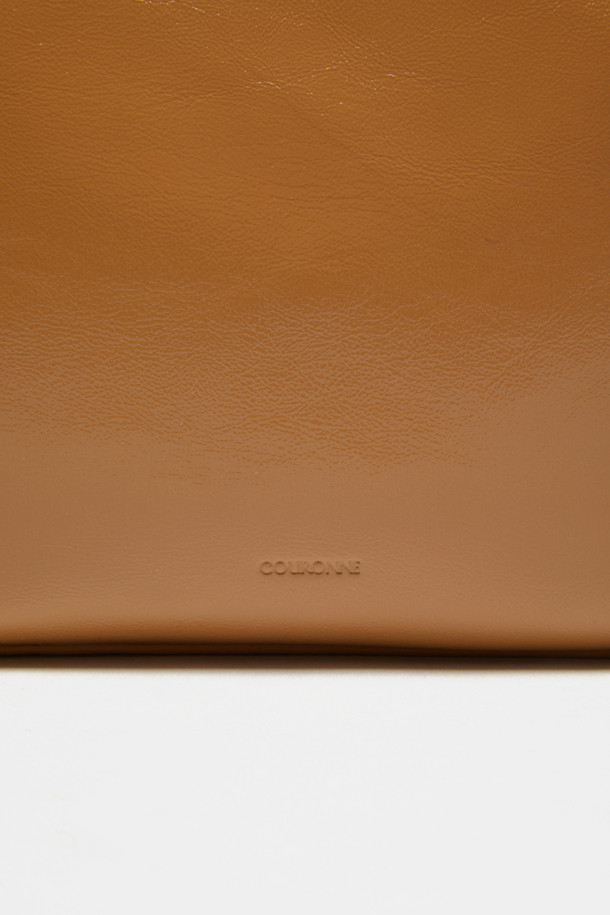 세련된 디자인의 노아 체인 백팩 29 (Noa Chain Backpack 29)을 소개합니다. 부드러운 소가죽 소재로 제작되었으며, 매트 실버 하드웨어와 글로시 마감으로 고급스러움을 더했습니다. 미디엄 사이즈의 사각 쉐입 백팩으로, 11인치 iPad 수납이 가능하며 양쪽 사이드 포켓과 내부 포켓 1개로 실용성을 높였습니다. 숄더백, 크로스백, 핸드백으로 변형 가능하여 다양한 스타일 연출이 가능하며, 체인 디테일로 포인트를 주어 데이트룩, 쇼핑룩, 모임룩 등 어떤 TPO에도 잘 어울립니다. 미니멀하고 시크한 스타일을 선호하는 여성분들께 추천합니다.
