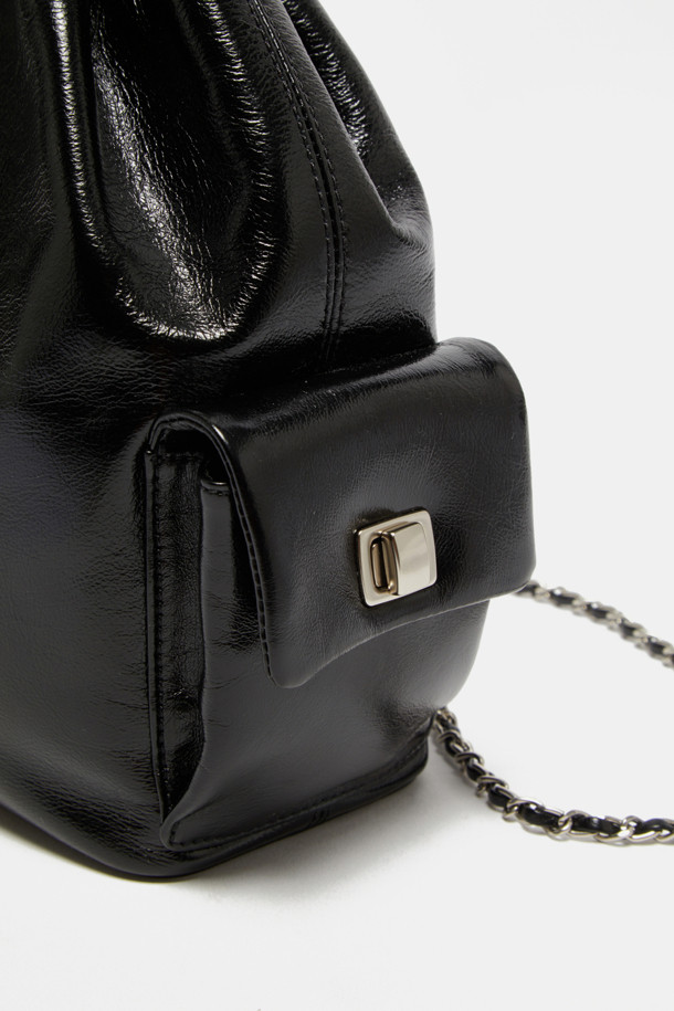 Noa 체인 백팩 29는 여성들을 위한 미디엄 사이즈의 블랙 소가죽 백팩입니다. 광택 있는 가죽 마감과 사각 쉐입, 체인 장식이 클래식하면서도 모던한 스타일을 연출합니다. 태블릿 수납이 가능하며, 내부 포켓과 측면 포켓으로 실용성을 더했습니다. 숄더백 또는 크로스백으로 변형하여 오피스룩, 모임룩 등 다양한 TPO에 활용 가능하며, 미니멀하고 시크한 스타일을 완성합니다. 버클형 잠금 방식으로 안전하게 소지품을 보관할 수 있습니다.
