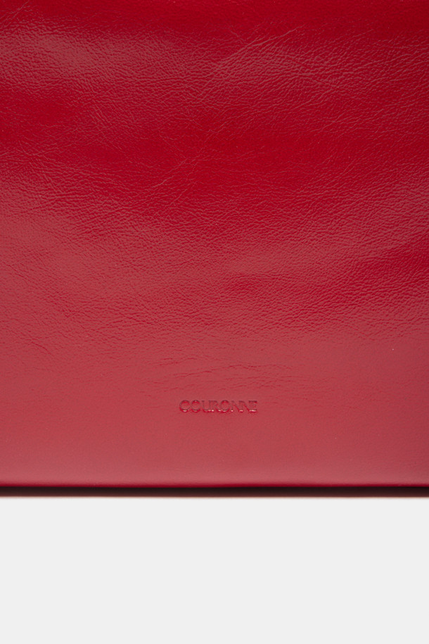 Noa 체인 백팩 29는 여성스러운 매력을 더해줄 미디엄 사이즈의 사각 백팩입니다. 소가죽 소재의 레드 컬러, 무지 패턴 디자인으로 클래식하고 엘레강스한 스타일을 연출합니다. 11인치 아이패드 수납이 가능하며, 내부 포켓, 측면 포켓이 있어 실용적입니다. 숄더, 크로스, 백팩 3way로 연출 가능하며, 체인 스트랩으로 길이 조절이 가능하여 데이트룩, 모임룩 등 다양한 TPO에 맞춰 시크하고 미니멀한 스타일을 완성할 수 있습니다. 매트 실버 하드웨어 디테일이 고급스러움을 더합니다.
