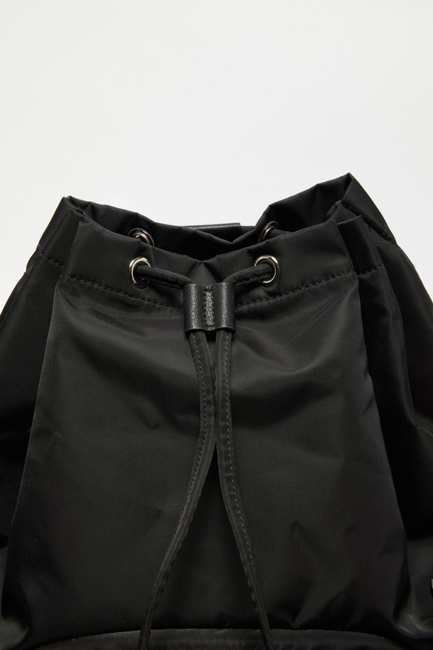 Mova 백팩 34는 남녀 모두 사용 가능한 미디엄 사이즈의 사각 백팩입니다. 블랙 색상의 무지 패턴으로 미니멀, 캐주얼, 클래식 스타일을 연출하며, 여행룩에 잘 어울립니다. 13인치, 16인치 노트북 및 태블릿을 수납할 수 있으며, 분리형 수납 파우치와 전면 지퍼 포켓이 있어 실용적입니다. 나일론 소재에 지퍼와 버클 디자인 장식이 더해졌으며, 조절 가능한 스트랩과 지퍼형 잠금 방식으로 편리함을 더했습니다. 일상 및 여행 시 유용하게 사용할 수 있습니다.
