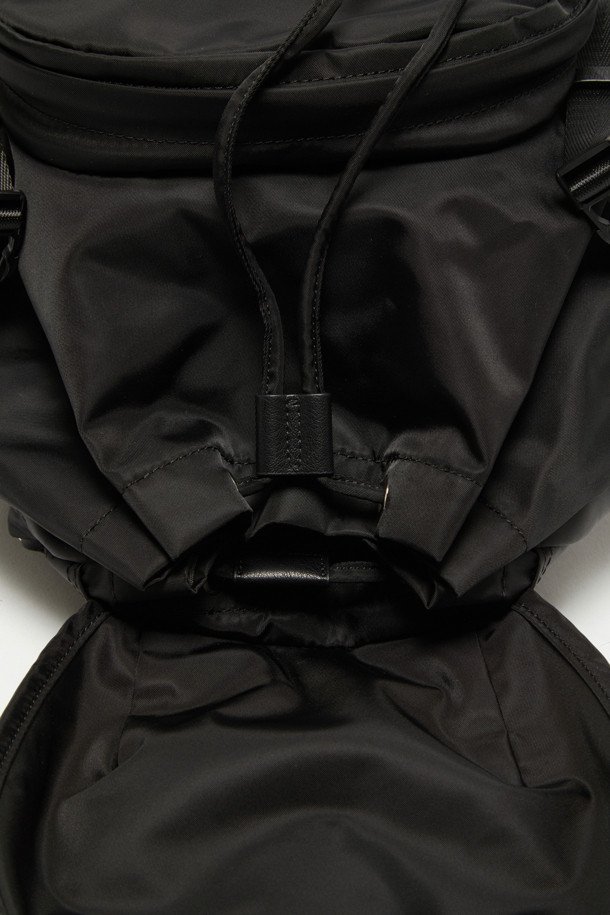 **Mova 백팩 29**는 여성용 미디엄 사이즈 백팩으로, 나일론 소재의 무지 디자인에 버클 장식이 돋보입니다. 수납의 편의성을 높이는 다양한 특징들을 갖추고 있는데, 태블릿/아이패드 수납이 가능하며, 분리형 멀티 파우치와 2개의 외부 지퍼 포켓, 1개의 내부 오픈 포켓, 그리고 1개의 내부 지퍼 포켓이 있습니다. 또한 외부 패스스루 지퍼가 있어 편리하며, 가방은 사각형 모양으로 지퍼와 버클로 잠글 수 있습니다. 일상생활에서 미니멀하고 캐주얼한 스타일을 연출하기에 적합합니다.
