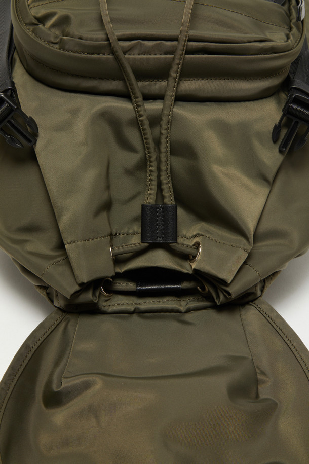 Mova 백팩 29는 여성용 미디엄 사이즈의 나일론 소재 가방입니다. 무지 패턴의 사각 디자인으로, 지퍼 포켓과 멀티 파우치 등의 디자인 장식이 돋보입니다. 13인치 디바이스 수납이 가능하며, 사이즈 조절 및 손잡이 기능이 갖춰져 있습니다. 소프트 바디 구조와 더불어 외부 지퍼 포켓 2개, 내부 오픈 포켓 1개, 내부 지퍼 포켓 1개, 외부 패스스루 지퍼 1개, 분리형 멀티 파우치, 조절 가능한 스트랩 등으로 실용성을 더했습니다. 지퍼형 잠금 방식으로, 미니멀하고 베이직한 스타일을 연출하여 일상생활에서 활용하기 좋습니다.
