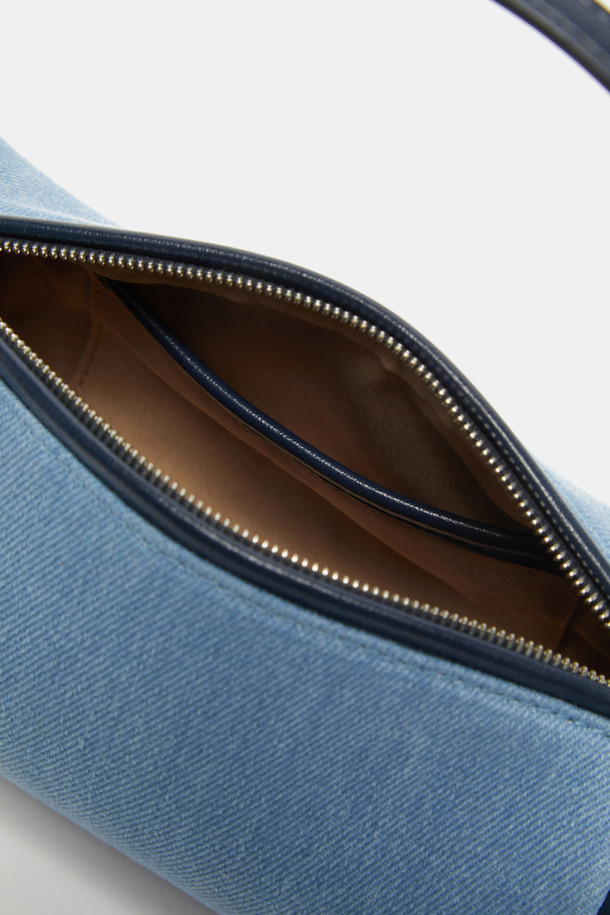 Vive Cross 21 데님 크로스백은 캐주얼, 미니멀 스타일을 즐기는 여성 고객을 위한 가방입니다. 블루 컬러의 데님 소재로 제작되어 튼튼하고, 심플한 디자인이 돋보입니다. 미디엄 사이즈의 원통형 가방으로, 지퍼형 잠금 방식으로 내용물을 안전하게 보관할 수 있습니다. 일상생활에서 간편하게 크로스백으로 활용하여 스타일리시함을 더할 수 있습니다.
