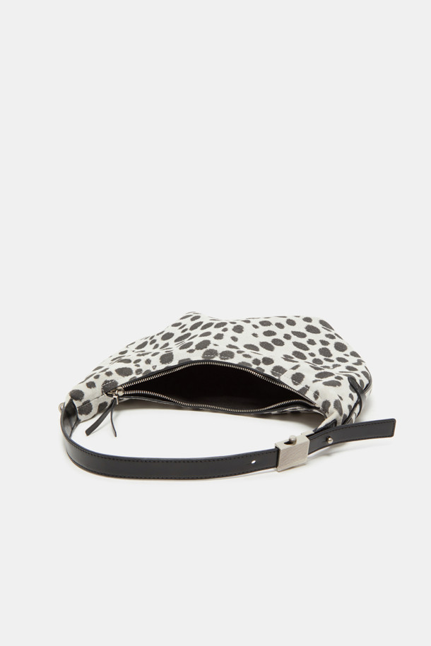 파고레스 크로스 31 밤비는 여성용 크로스백으로, 블랙과 화이트 두 가지 색상으로 만나볼 수 있습니다. 부드러운 가죽 소재에 귀여운 도트 및 애니멀 패턴이 돋보이며, 미디엄 사이즈로 제작되어 실용성을 더했습니다. 사각형 쉐입에 지퍼형 잠금 방식으로 소지품을 안전하게 보관할 수 있으며, 숄더 스트랩으로 편안하게 착용 가능합니다. 데이트룩, 모임룩 등 특별한 날은 물론, 미니멀, 시크 스타일에 맞춰 일상에서도 세련되게 연출할 수 있습니다.
