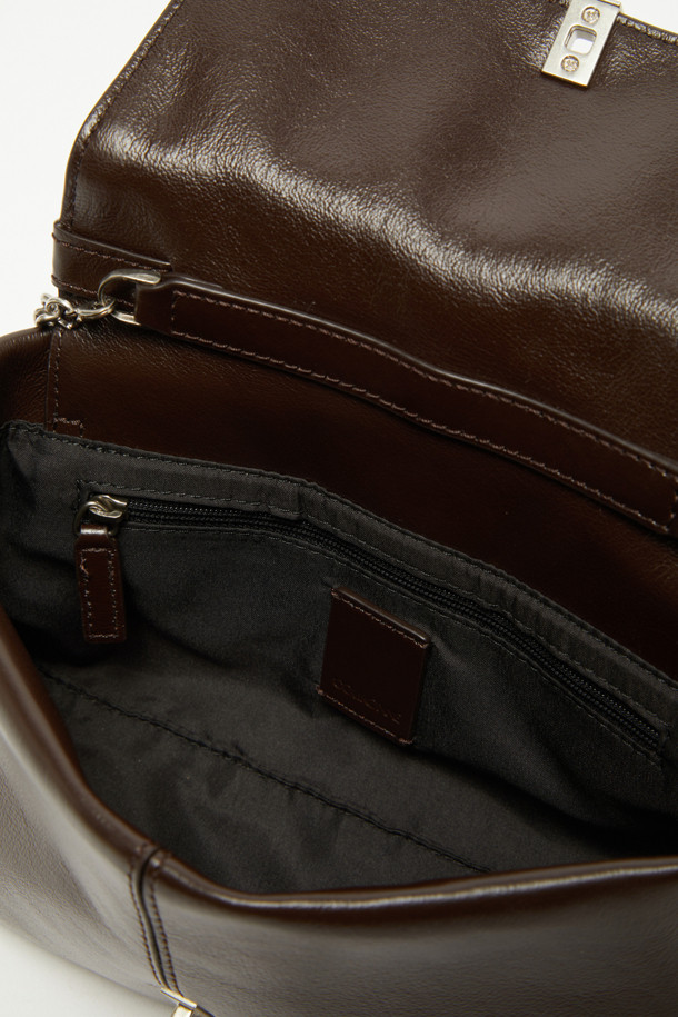 피벗 크로스 21 (Pivot Cross 21)은 부드러운 소가죽 소재와 자연스러운 광택, 주름이 돋보이는 여성 숄더백 겸 크로스백입니다. 크림색과 다크브라운 두 가지 색상으로 출시되었으며, 클래식, 미니멀, 시크한 스타일을 연출하기 좋습니다. 팬 형태의 디자인에 체인, 메탈 장식, D링 디테일이 더해져 세련된 무드를 선사합니다. 내부에는 오픈 포켓 1개, 백패널 포켓 1개, 백패널 우측 포켓 1개가 있어 수납력을 높였으며, 데이트룩, 모임룩, 카페룩에 포인트를 더할 수 있습니다. 25FW 시즌을 맞아 선보이는 트렌디한 가방입니다.
