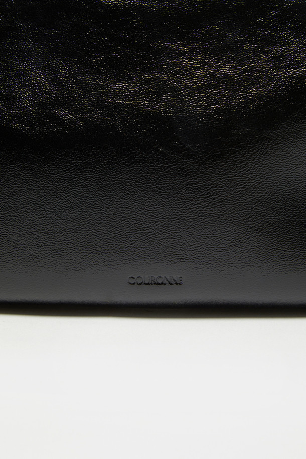 노아 포켓 크로스 31은 라미네이트 가죽과 옥스포드 코튼 소재로 제작된 여성용 크로스백입니다. 블랙, 브라운, 카멜 세 가지 색상으로 출시되었으며, 미니멀하고 모던한 스타일을 추구합니다. 사각형 디자인에 실버 하드웨어 장식이 더해졌으며, 생활 방수 기능과 내부 지퍼 포켓, 탈부착 가능한 스트랩으로 실용성을 높였습니다. 2way 착용이 가능하며, 출근룩과 모임룩에 모두 잘 어울리는 아이템입니다.
