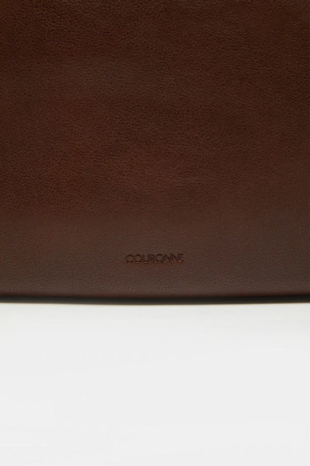 Noa 포켓 크로스 31은 여성 고객을 위한 미니멀하고 시크한 스타일의 크로스백입니다. 블랙, 브라운, 카멜 세 가지 색상으로 출시되었으며, 천연 가죽 소재에 실버 하드웨어 장식으로 포인트를 더했습니다. 옥스포드 원단 안감과 내부 지퍼 포켓, 탈부착 가능한 크로스 스트랩으로 실용성을 높였으며, 2way 착용이 가능합니다. 사각 쉐입에 생활 방수 기능을 갖춰 출근룩과 모임룩 등 일상생활에서 폭넓게 활용할 수 있습니다. 라미네이팅 처리, 스크래치 방지, 내구성 강화, 관리 용이한 특징을 갖춘 가방입니다.
