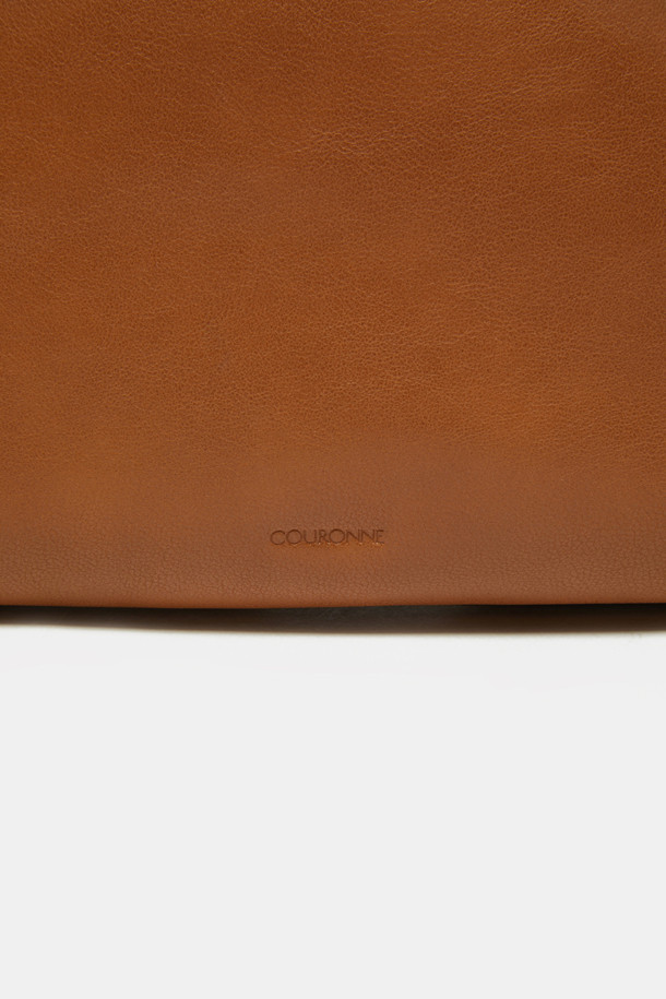 노아 포켓 크로스 31은 세련된 디자인과 실용성을 겸비한 여성용 크로스백입니다. 인조가죽과 면 소재로 제작되어 내구성이 뛰어나며, 블랙, 브라운, 카멜 세 가지 색상으로 출시되었습니다. 미니멀하고 모던한 스타일로, 데이트룩과 쇼핑룩에 잘 어울리며, 2-way 착용이 가능하여 다양한 스타일을 연출할 수 있습니다. 가방 내부에는 지퍼 포켓이 있어 소지품을 안전하게 보관할 수 있으며, 탈부착 가능한 크로스 스트랩과 실버 컬러 하드웨어, 버클 디자인이 특징입니다. 생활 방수 기능으로 갑작스러운 비에도 안심하고 사용할 수 있으며, 실용적인 가로형 사이즈에 편안한 착용감을 제공합니다.
