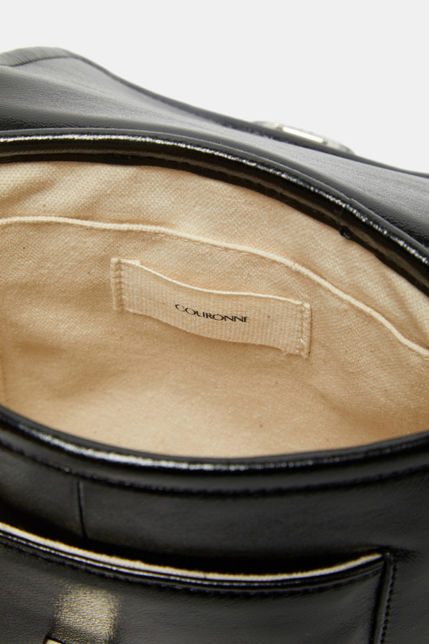 Noa 포켓 크로스 19는 여성스러운 스타일을 돋보이게 해주는 블랙 컬러의 미디엄 사이즈 가죽 크로스백입니다. 유행을 타지 않는 사각 쉐입에 미니멀하고 시크한 디자인으로, 오피스룩, 출근룩, 모임룩 등 다양한 TPO에 활용하기 좋습니다. 숄더 스트랩과 자석형 잠금 방식으로 실용성을 더했으며, 무지 디자인으로 어떤 스타일에도 잘 어울립니다. 가죽 소재 특유의 고급스러운 질감은 클래식한 분위기를 연출합니다. 데일리백으로 활용하기 좋은 아이템입니다.
